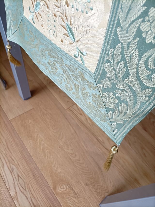 striscia doppia in seta ricamata .