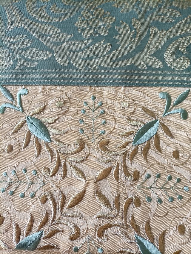 striscia doppia in seta ricamata .