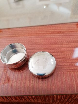 pastillero bañado en plata.