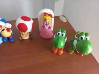 Varios muñecos Super Mario