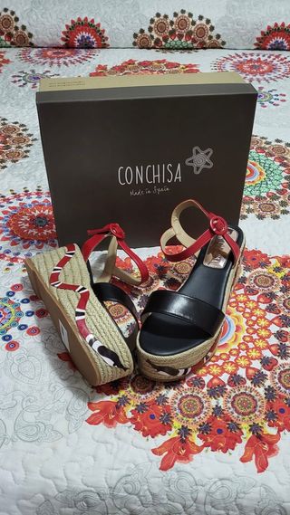 Sandalias de piel con Serpiente en la cuña