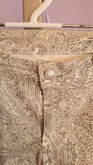 Pantalon blanco estampado paisley Zara