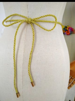 Cinturón de flores para fiesta.