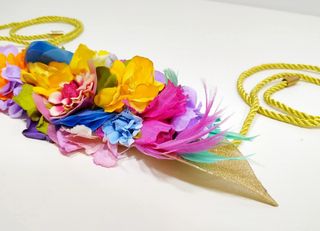 Cinturón de flores para fiesta.