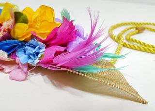 Cinturón de flores para fiesta.