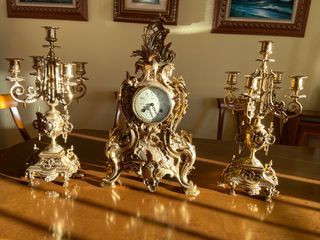 Reloj y candelabros