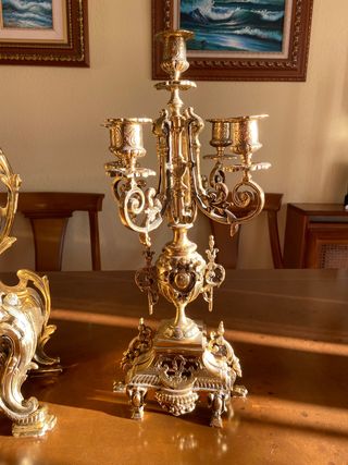 Reloj y candelabros