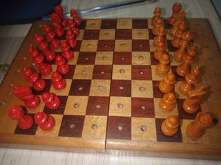 ANTIGUO AJEDREZ DE BOLSILLO, ARTESANO DE MADERA..