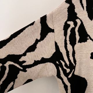 Chaqueta estampada beige y negra