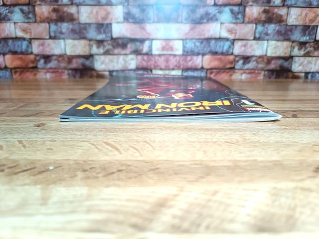Marvel fumetto Iron Man con poster all'interno