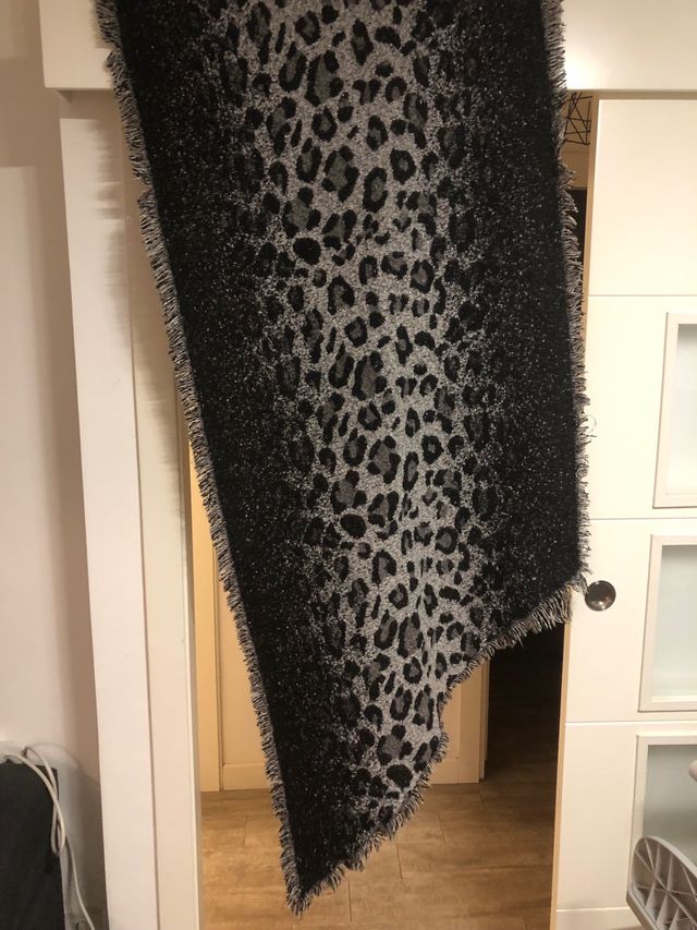 Bufanda leopardo tonos grises, negro, animal print