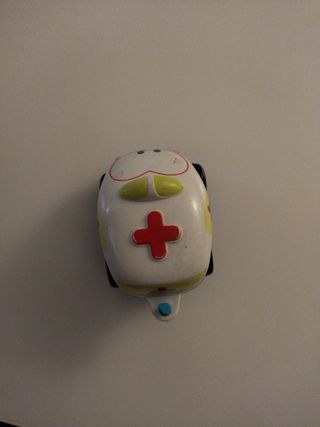 Ambulancia y barco de juguete