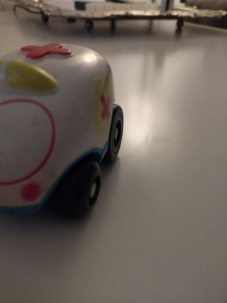 Ambulancia y barco de juguete