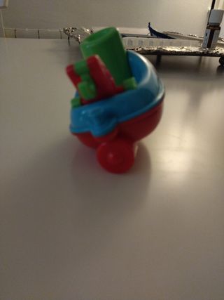 Ambulancia y barco de juguete