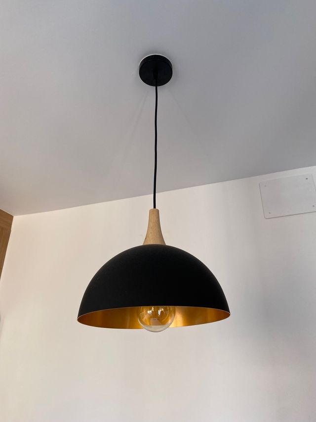 Lámpara de techo negra y dorada