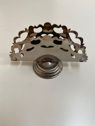 Servilletero o soporte para cartas plateado.