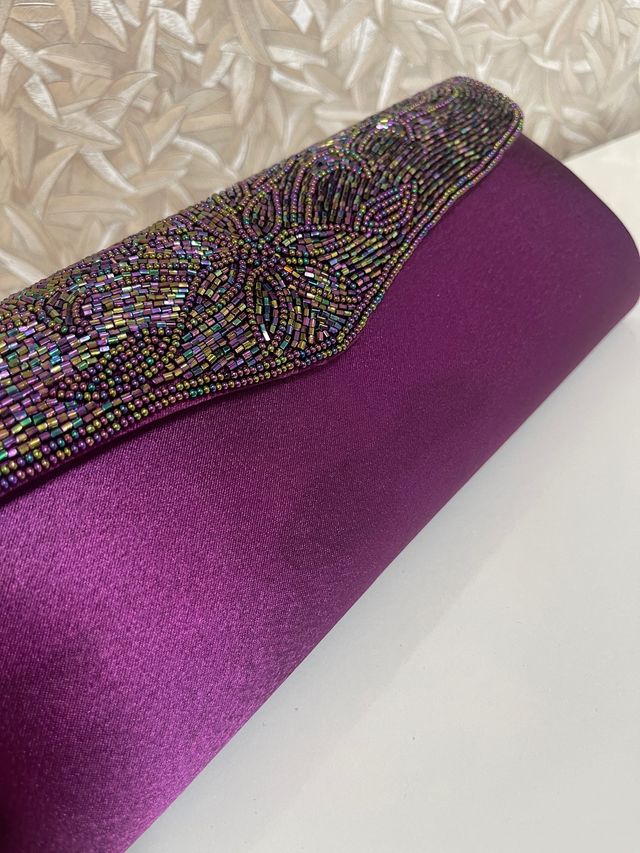 Bolso morado de fiesta