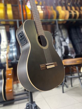 Guitarra Admira Luna amplificada con Fishman