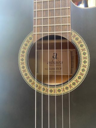Guitarra Admira Luna amplificada con Fishman