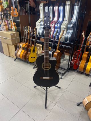 Guitarra Admira Luna amplificada con Fishman