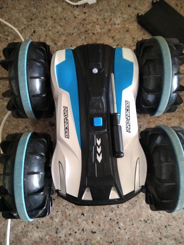 coche teledirigido que puede ir sobre agua