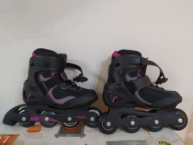 Pattini in linea. rollerblade con protezioni.