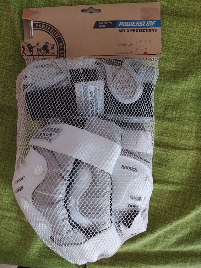 Pattini in linea. rollerblade con protezioni.