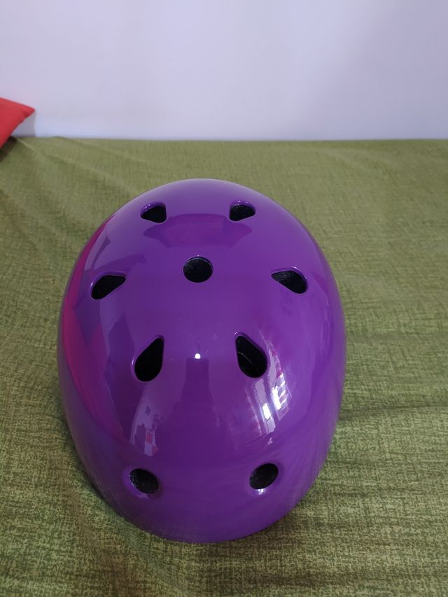 Pattini in linea. rollerblade con protezioni.