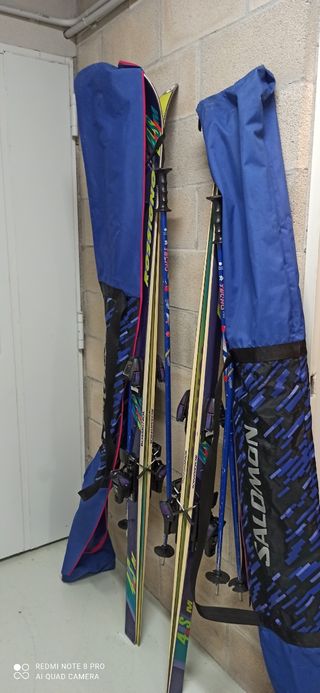 skis y bastones con su funda. Botas n°43,