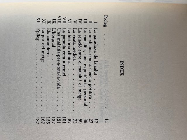 Fer costat al malalt.