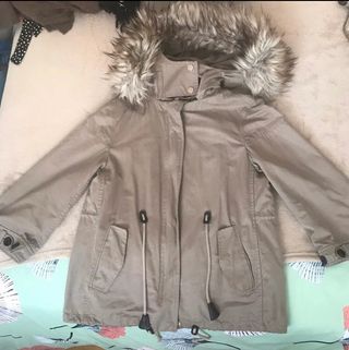 Parka con capucha de Zara