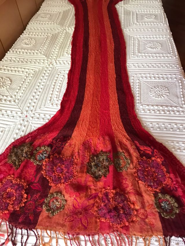 Maxi sciarpa Manorama in lana ricamata 