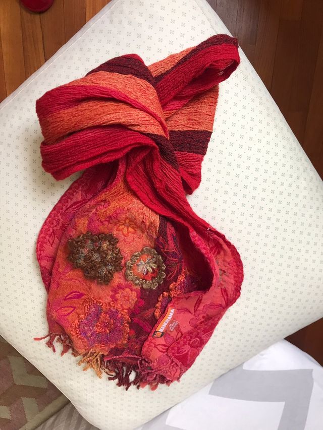 Maxi sciarpa Manorama in lana ricamata 