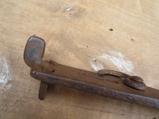 Pieza pestillo antiguo de hierro forjado, 39 cm.