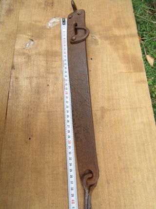 Pieza pestillo antiguo de hierro forjado, 39 cm.