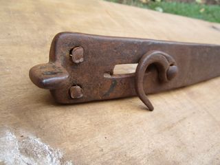 Pieza pestillo antiguo de hierro forjado, 39 cm.