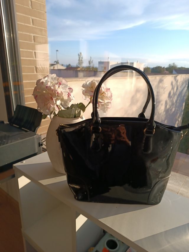 bolso negro charol