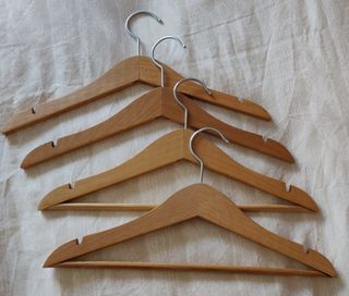 Perchas infantiles de madera