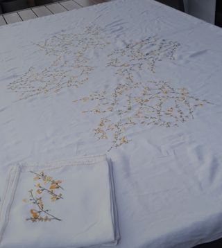 🌻Mantelería 2m antigua de lino bordada a mano