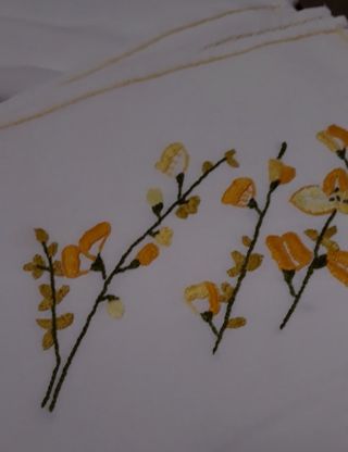 🌻Mantelería 2m antigua de lino bordada a mano