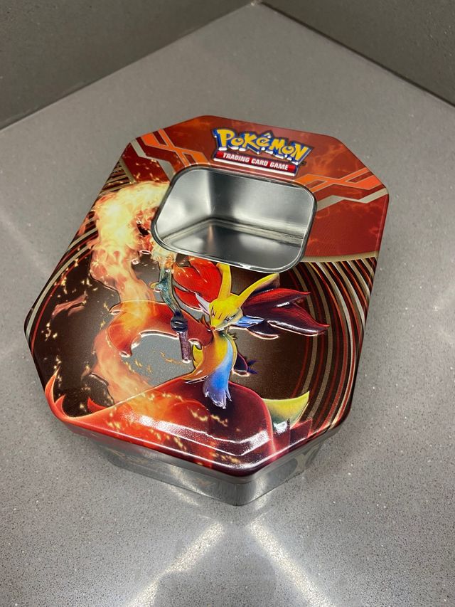 2 cajas metálicas de cartas Pokemon