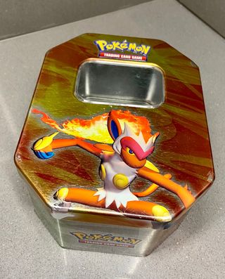 2 cajas metálicas de cartas Pokemon