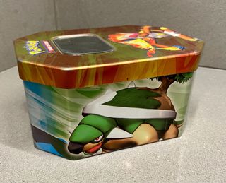 2 cajas metálicas de cartas Pokemon