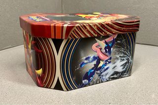 2 cajas metálicas de cartas Pokemon