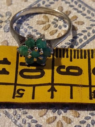 Anillo de plata con roseta de esmeraldas