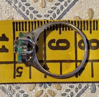 Anillo de plata con roseta de esmeraldas