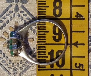 Anillo de plata con roseta de esmeraldas