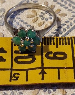 Anillo de plata con roseta de esmeraldas