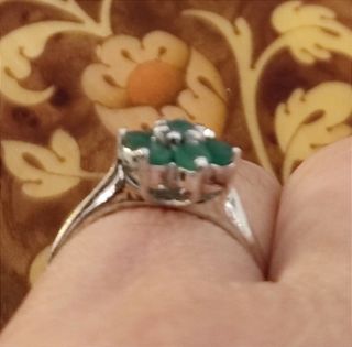 Anillo de plata con roseta de esmeraldas