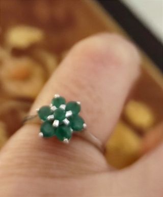 Anillo de plata con roseta de esmeraldas